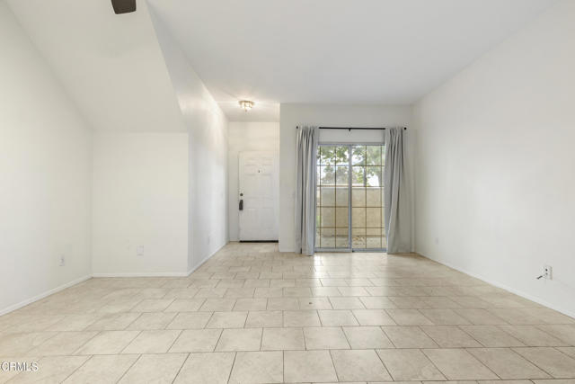 2091 Blackberry Circle, Oxnard CA: https://media.crmls.org/mediaz/65917aca-b545-49ab-baaf-f79a79b9f176.jpg