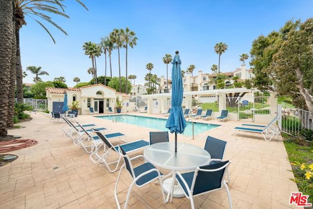 6453 Zuma View Place, Malibu CA: https://media.crmls.org/mediaz/6592b9c6-a0e3-4681-ae48-2370ed94f757.jpg