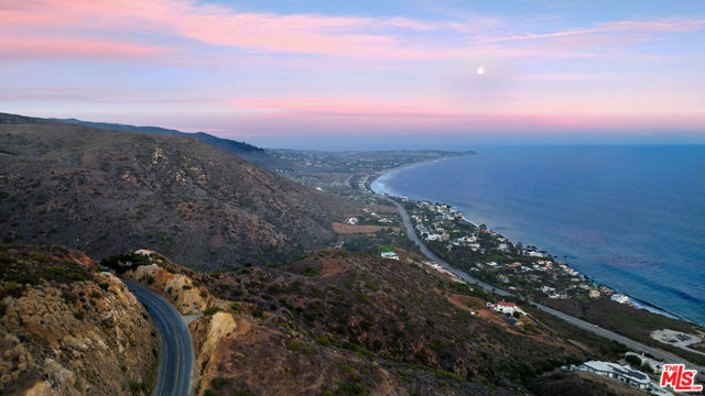 4140 Encinal Canyon Road, Malibu CA: https://media.crmls.org/mediaz/6593001a-e242-41e2-8055-b3fe1823b120.jpg