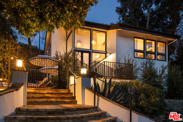 554 Mountain Green Drive, Calabasas CA: https://media.crmls.org/mediaz/65948583-3b70-4b1f-9278-bfde19ef79cc.jpg