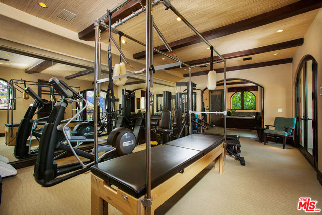 10066 Cielo Drive, Beverly Hills CA: https://media.crmls.org/mediaz/6594c583-5f09-4dd3-954c-80ee5f5c0a23.jpg