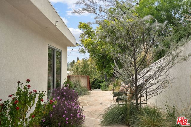 11513 Dona Cecilia Drive, Studio City CA: https://media.crmls.org/mediaz/6596cc64-0e2c-42f9-ac00-1038ed0cd5ee.jpg