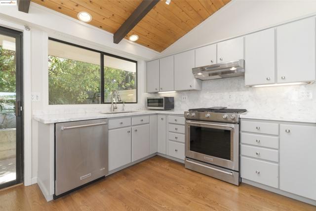 1881 Grand View Drive, Oakland CA: https://media.crmls.org/mediaz/65974711-290c-4ed2-a6a0-497577ae8f96.jpg