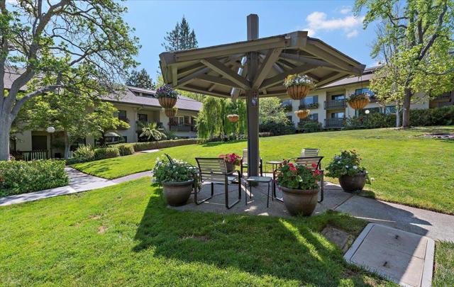 2140 Santa Cruz Avenue, Menlo Park CA: https://media.crmls.org/mediaz/6597813e-a483-45bc-a2f9-964cca51403f.jpg