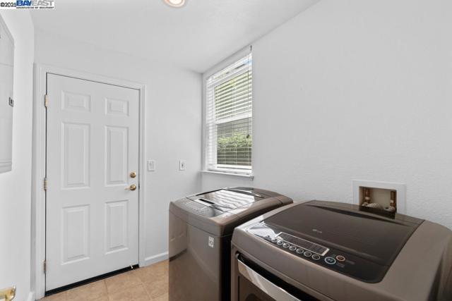 1525 Whispering Oaks Way, Pleasanton CA: https://media.crmls.org/mediaz/659799ff-fca0-4a75-878d-233f6156bb67.jpg