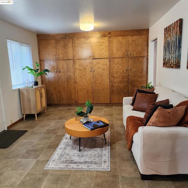 3312 Wisconsin St, Oakland CA: https://media.crmls.org/mediaz/6597b64d-08d7-45fa-92ba-d50fffb4df7e.jpg