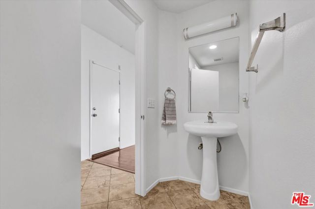 2279 Santa Ana Boulevard, Los Angeles CA: https://media.crmls.org/mediaz/65994534-b770-4fa6-b83f-1b6fa75f6efb.jpg