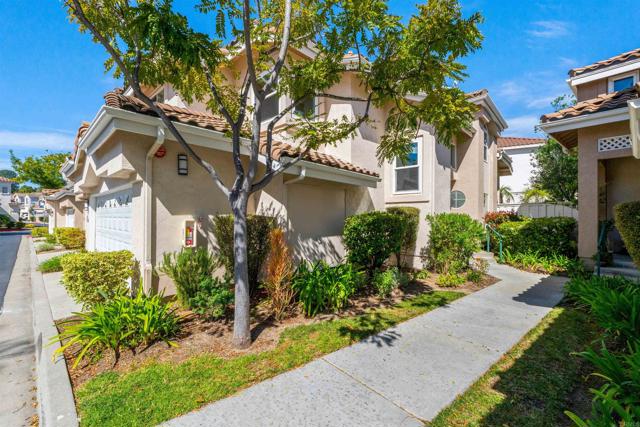 Detail Gallery Image 4 of 46 For 1831 Monserrat Way, Vista,  CA 92081 - 4 Beds | 2/1 Baths