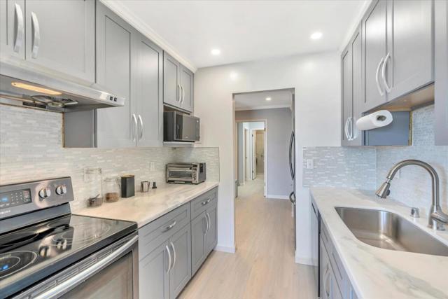 8 admiral, Emeryville CA: https://media.crmls.org/mediaz/659a08c3-bd80-4717-8e55-3298dcf597e7.jpg
