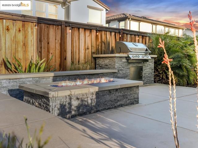 270 Guthrie Lane, Brentwood CA: https://media.crmls.org/mediaz/659ab781-e0ac-4b96-8e12-7b7c0573c8a0.jpg
