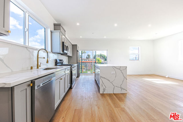 1923 Carmona Avenue, Los Angeles CA: https://media.crmls.org/mediaz/659abbbb-f843-428c-b2f3-a4605ffdb692.jpg