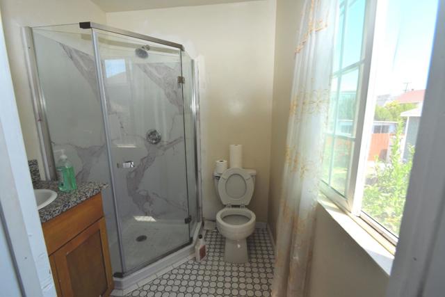 3306 Market Street, Emeryville CA: https://media.crmls.org/mediaz/659b1e01-dfd5-42f5-a871-707545ce5707.jpg