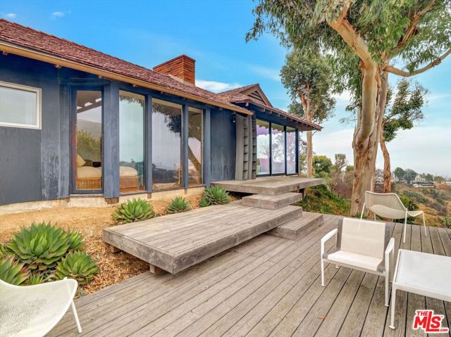 16959 Dulce Ynez Lane, Pacific Palisades CA: https://media.crmls.org/mediaz/659bab59-20c9-48c3-b576-f92ebed3bd96.jpg