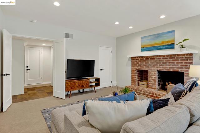 2773 Argyle Street, Oakland CA: https://media.crmls.org/mediaz/659bdd65-c656-454c-afa7-6272cd4ea54a.jpg