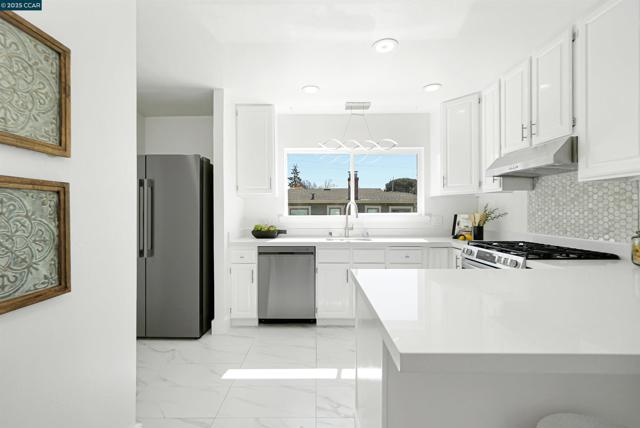 2718 Carmel St, Oakland CA: https://media.crmls.org/mediaz/659e60da-0aa1-47fc-b6e3-6c8b85e18785.jpg