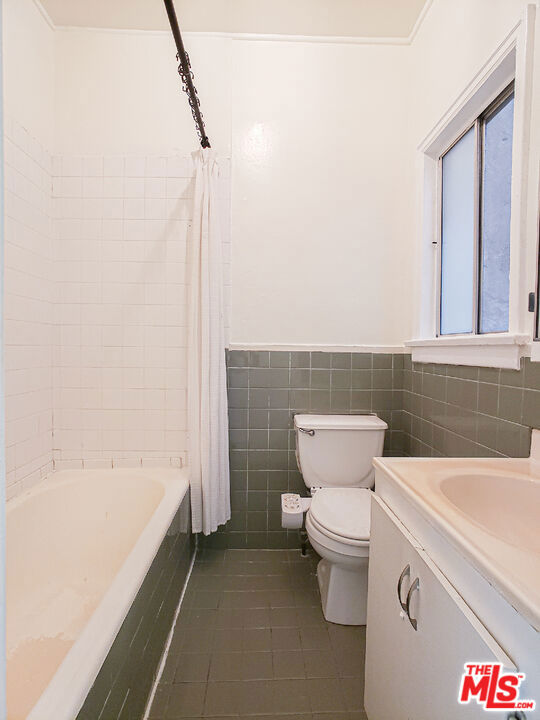 336 S Wilton Place, Los Angeles CA: https://media.crmls.org/mediaz/659eb16a-06bb-46d4-a931-906195d856f0.jpg