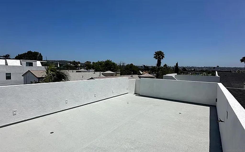 https://media.crmls.org/mediaz/659ef3d2-a2d3-4d9d-8760-fa79025ab05c.jpg?preset=X-Large