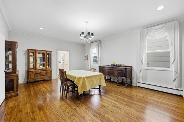 3900 Balboa Street, San Francisco CA: https://media.crmls.org/mediaz/65a09784-3c34-4818-8a96-2d910a23a5ab.jpg