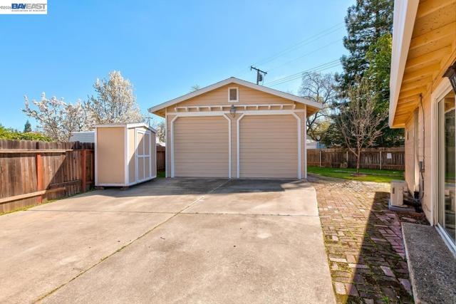 8524 Oak Harbour Ct, Fair Oaks CA: https://media.crmls.org/mediaz/65a0d6cd-8c17-4122-bf2a-abc2e8c271b2.jpg