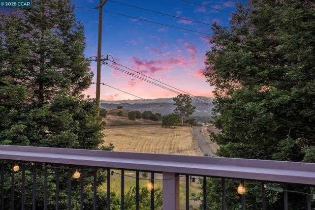 4001 Browning Dr, Concord CA: https://media.crmls.org/mediaz/65a13da0-9208-4837-a711-4f394f00115d.jpg