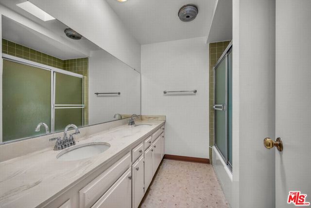 11260 Overland Avenue, Culver City CA: https://media.crmls.org/mediaz/65a1d175-d8e4-4f5c-bc14-d4fc0e5c2167.jpg