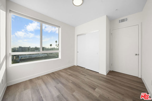 900 S Kenmore Avenue, Los Angeles CA: https://media.crmls.org/mediaz/65a1ed6b-ec90-40f0-8852-41c17f4844fb.jpg