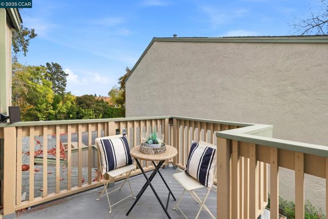 2890 Treat Blvd, Concord CA: https://media.crmls.org/mediaz/65a1ff14-45bd-4ed7-9216-d0d8e0d68a94.jpg