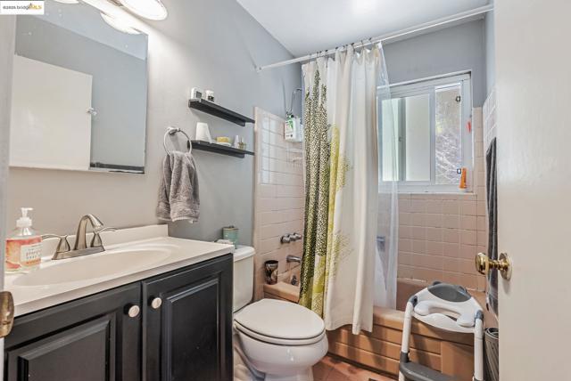 2050 Donald Dr, Moraga CA: https://media.crmls.org/mediaz/65a23af2-0a73-49e4-9e29-736eb062e9e1.jpg