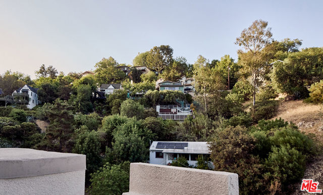 701 Museum Drive, Los Angeles CA: https://media.crmls.org/mediaz/65a2d73b-c398-4c7c-8053-0bdf88dc45b7.jpg
