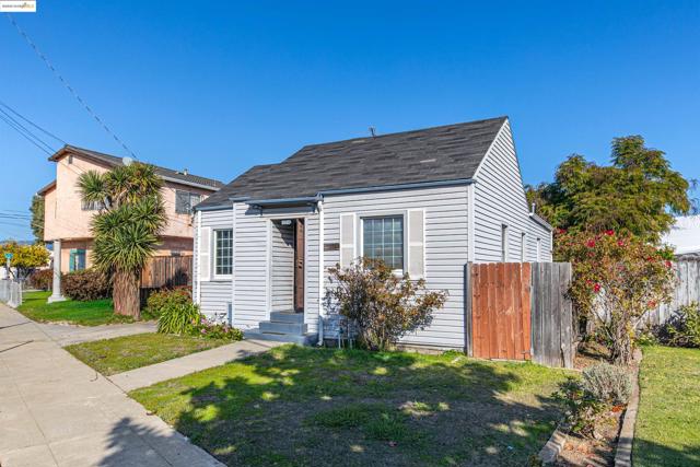 10314 Sunnyside St, Oakland CA: https://media.crmls.org/mediaz/65a309a1-6022-4473-93d4-d1438fa3dde0.jpg