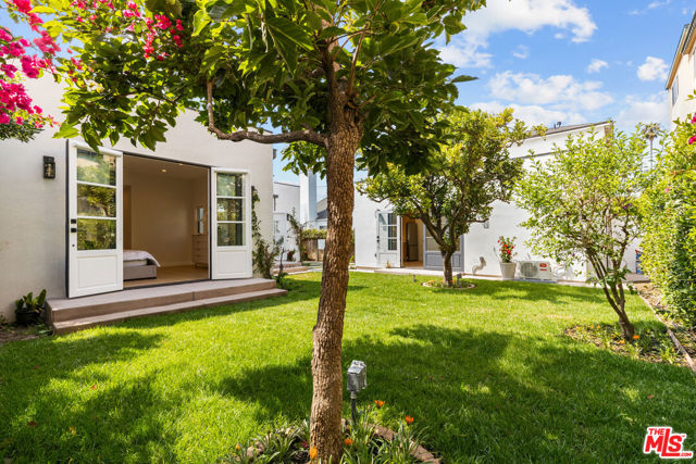 1225 California Avenue, Santa Monica CA: https://media.crmls.org/mediaz/65a3207a-a1b5-45b2-a603-b620ce77dd77.jpg