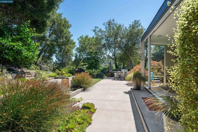 10 ICHABOD LANE, Orinda CA: https://media.crmls.org/mediaz/65a3b71e-84f7-4feb-b8c3-9b3156fab698.jpg