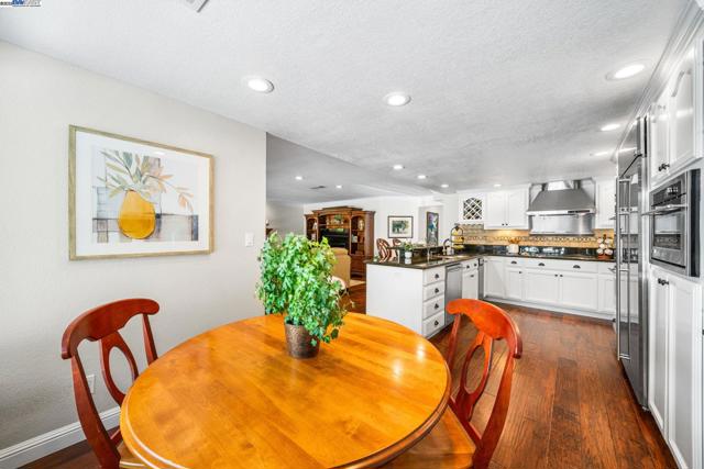 639 Canyon Crest Rd East, San Ramon CA: https://media.crmls.org/mediaz/65a50221-abb0-4796-868d-ed4f476f775e.jpg