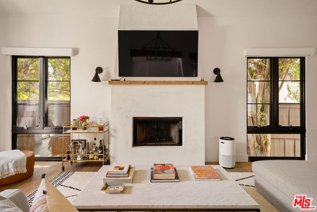 459 N Crescent Heights Boulevard, Los Angeles CA: https://media.crmls.org/mediaz/65a617bb-8af4-443b-8a7a-a15bd79a2c4c.jpg