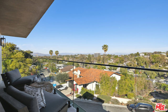 5221 Campo Road, Woodland Hills CA: https://media.crmls.org/mediaz/65a6715a-b05f-438b-8805-41eba9dff608.jpg
