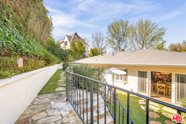 678 Loring Avenue, Los Angeles CA: https://media.crmls.org/mediaz/65a6da49-943c-4d95-accf-bdb28986b5d3.jpg