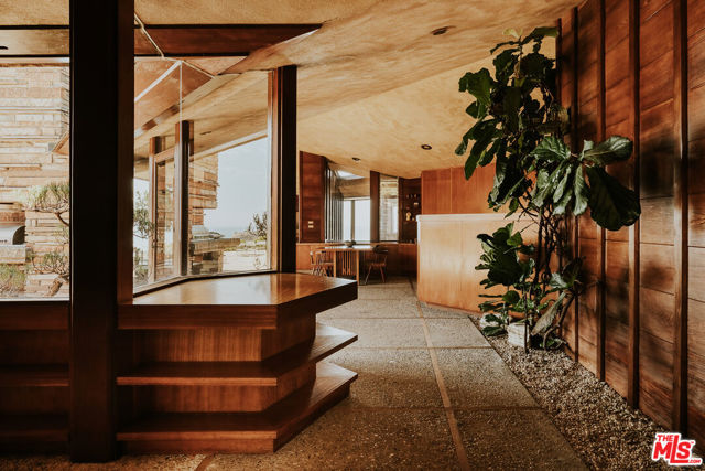 8 Sea Cove Drive, Rancho Palos Verdes CA: https://media.crmls.org/mediaz/65a79a45-1ccb-4a6f-97ee-dd88b732079d.jpg