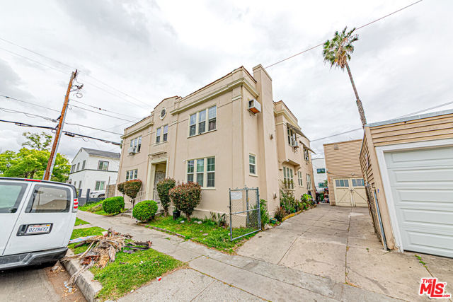 2460 W 18th Street, Los Angeles CA: https://media.crmls.org/mediaz/65a972e6-ef13-4740-afa5-aa661af802fe.jpg