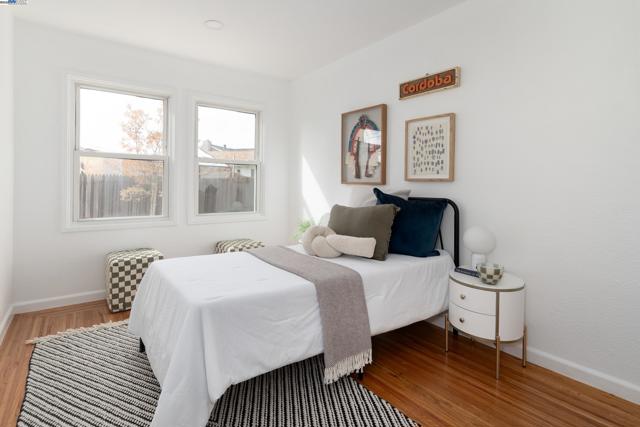 10906 Reposo Dr, Oakland CA: https://media.crmls.org/mediaz/65aa26c7-32cd-43f9-91e6-385e0345876a.jpg