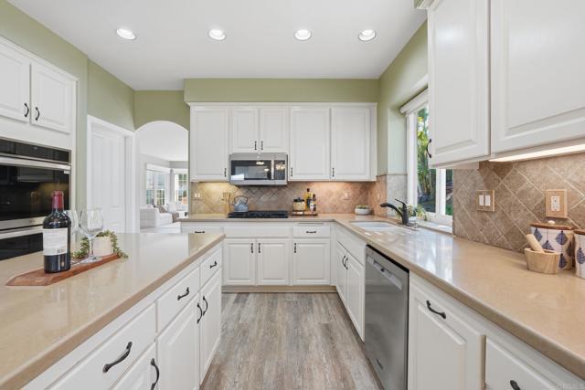 Detail Gallery Image 13 of 68 For 1921 Cresthaven Dr, Vista,  CA 92084 - 4 Beds | 3 Baths