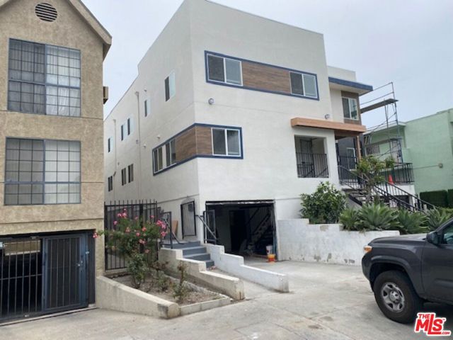 4832 Rosewood Avenue, Los Angeles CA: https://media.crmls.org/mediaz/65aa952c-1093-4149-a208-e72774e798bd.jpg