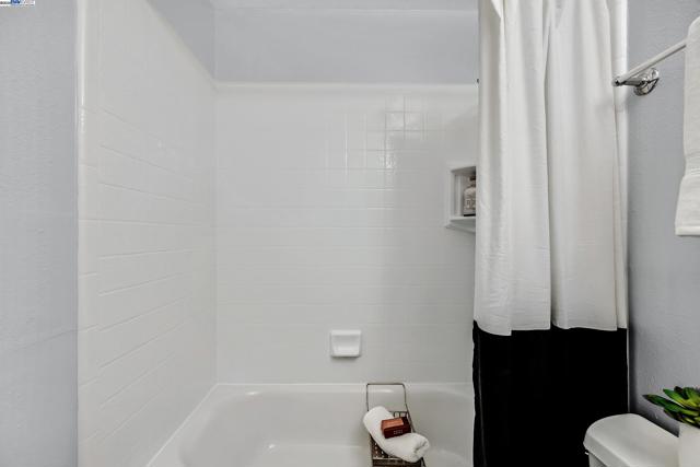 2207 Segundo Ct, Pleasanton CA: https://media.crmls.org/mediaz/65ab79ce-5b94-4a38-9b9c-26c18974ea2a.jpg