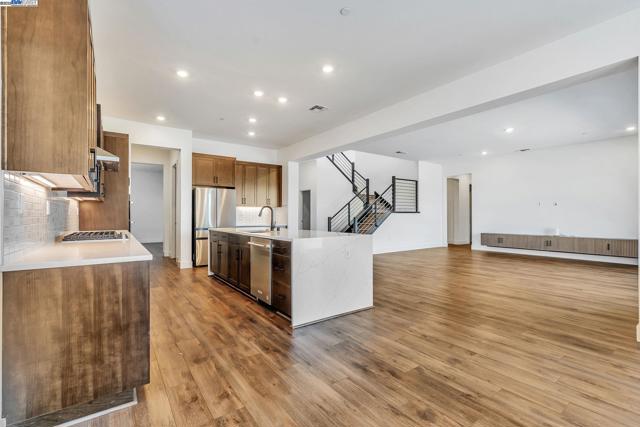 665 River Bend Dr, Lathrop CA: https://media.crmls.org/mediaz/65ab855f-6697-44b8-9b20-565c9c839804.jpg