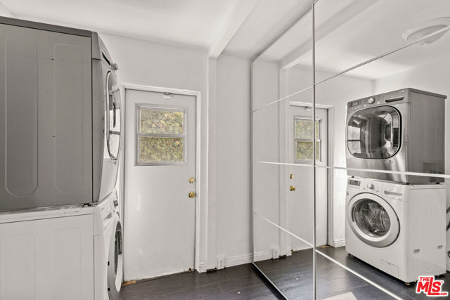 1434 24th Street, Santa Monica CA: https://media.crmls.org/mediaz/65abc56e-6aae-48a8-b8d8-946e195df8b4.jpg