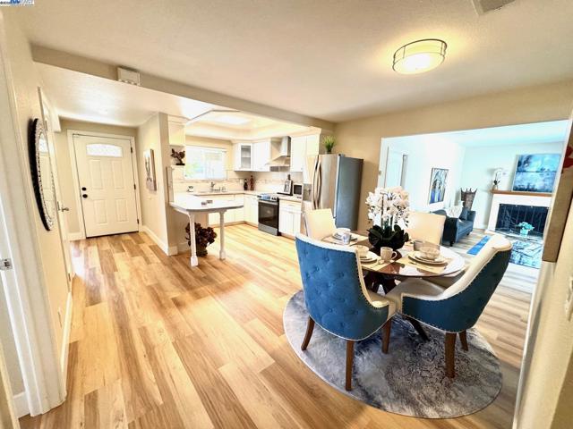 34288 Torrington Pl, Fremont CA: https://media.crmls.org/mediaz/65ad8fff-ca93-47cd-b763-5c4c0ade35b8.jpg