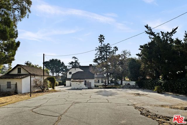 1551 Pasqualito Drive, San Marino CA: https://media.crmls.org/mediaz/65adb789-43ef-4fc5-821a-47deadd4334d.jpg
