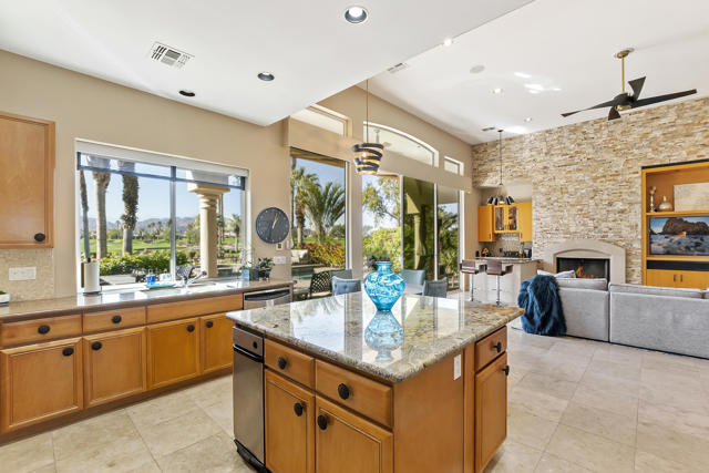 79918 Mission E Drive, La Quinta CA: https://media.crmls.org/mediaz/65af2f95-cbb5-49fb-a2e8-2a1c1511041c.jpg