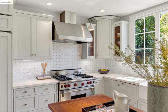 1145 Mandana Blvd, Oakland CA: https://media.crmls.org/mediaz/65af6d92-9570-4043-b443-3e25c30ad96d.jpg