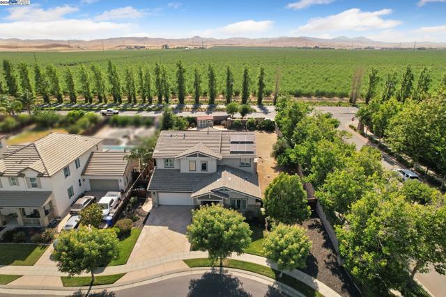 247 N Menlo Park Ct, Mountain House CA: https://media.crmls.org/mediaz/65b04363-9b5e-4ffb-a6f4-16943f7145f7.jpg