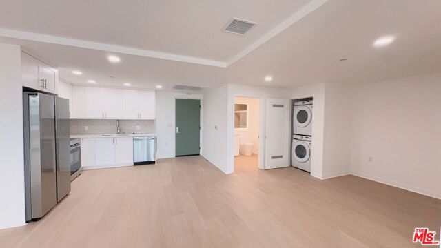 3977 Beverly Boulevard, Los Angeles CA: https://media.crmls.org/mediaz/65b069b1-1338-4f09-9892-da5633811d4f.jpg